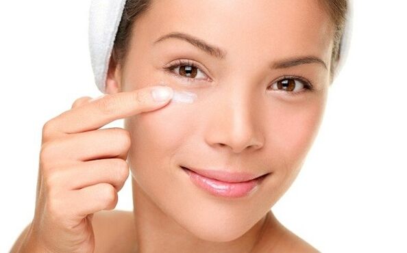 нанесение крема для омоложения кожи вокруг глаз